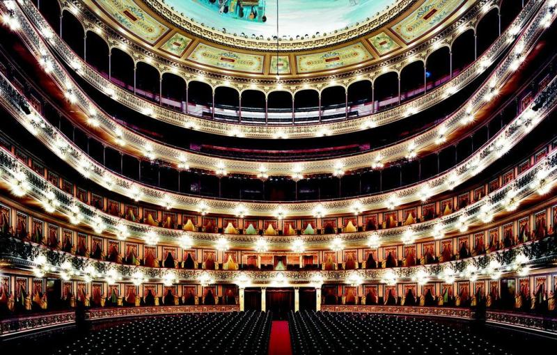 Candida Höfer  "Teatro Colón Buenos Aires I 2006"  C-Print | Eines von 6 Exemplaren  200 x 304cm  Schätzpreis: 50.000 – 60.000 Euro