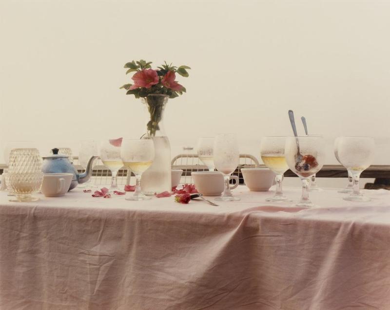 Joel Meyerowitz  "Dinner Table, Dawn, Provincetown"  1983 | C-Print | Eines von 5 Exemplaren  Passepartoutausschnitt: 69,7 x 87,5cm  Schätzpreis: 10.000 Euro