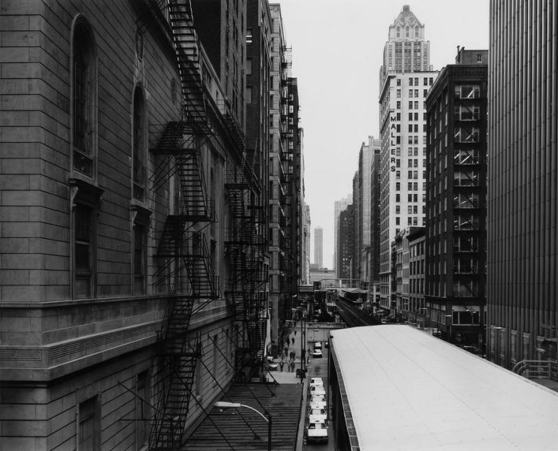 Thomas Struth  "Wabash Avenue / The Loop".  Chicago 1990 | Gelatinesilberabzug  Eines von 10 Exemplaren | 45,5 x 56,2cm  Schätzpreis: 9.000 – 10.000 Euro