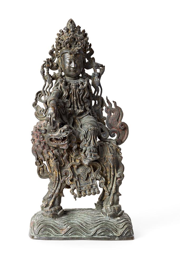 Auf Shishi sitzender Buddha über Wogen und Lotos. Lalita Asana. Kopfbekrönung. Ushnisha mit Amithaba Buddha. Bronze mit Resten von Vergoldung und Bemalung. China, wohl späte Ming-Zeit, um 1640. H 40 cm. Rgb.* Ausrufpreis: 980 Euro Zuschlagspreis: 27000 Euro