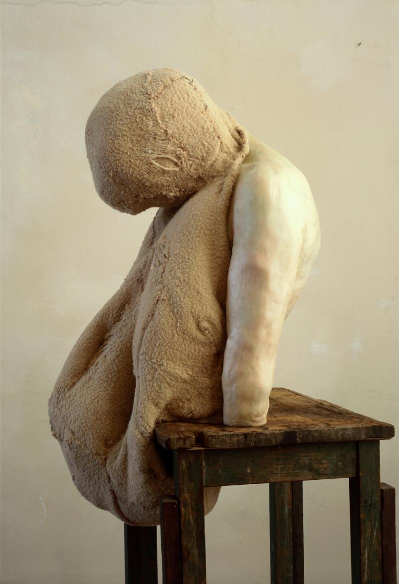 Berlinde De Bruyckere, Aanéén-genaaid, 2002,  Decken, Wachs, Jesmonite, Holz; 166 x 48 x 50 cm, Privatsammlung