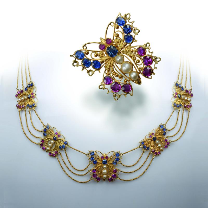 Butterfly necklace The five butterflies are made of gold filigree set with sapphires and rubies in the wings and pearls in the body. They are attached to four rows of gold chain Circa 1880-1900.  Aussteller: Chamarande