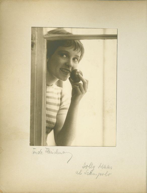 Trude Fleischmann "Dolly Haas als Scampolo", um 1932 Silbergelatinepapier, 11,2 x 8,1cm, Aus einem Studioalbum der Fotografin  Eigentümer: Photoinstitut Bonartes. Reproduktion nur im Rahmen der Berichterstattung erlaubt.