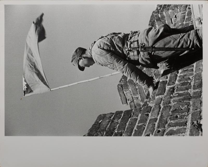 Robert Capa Wachsoldat mit der Fahne derKuomintang in Taierzhuang 7. April 1938 © Fotosammlung WestLicht, Wien