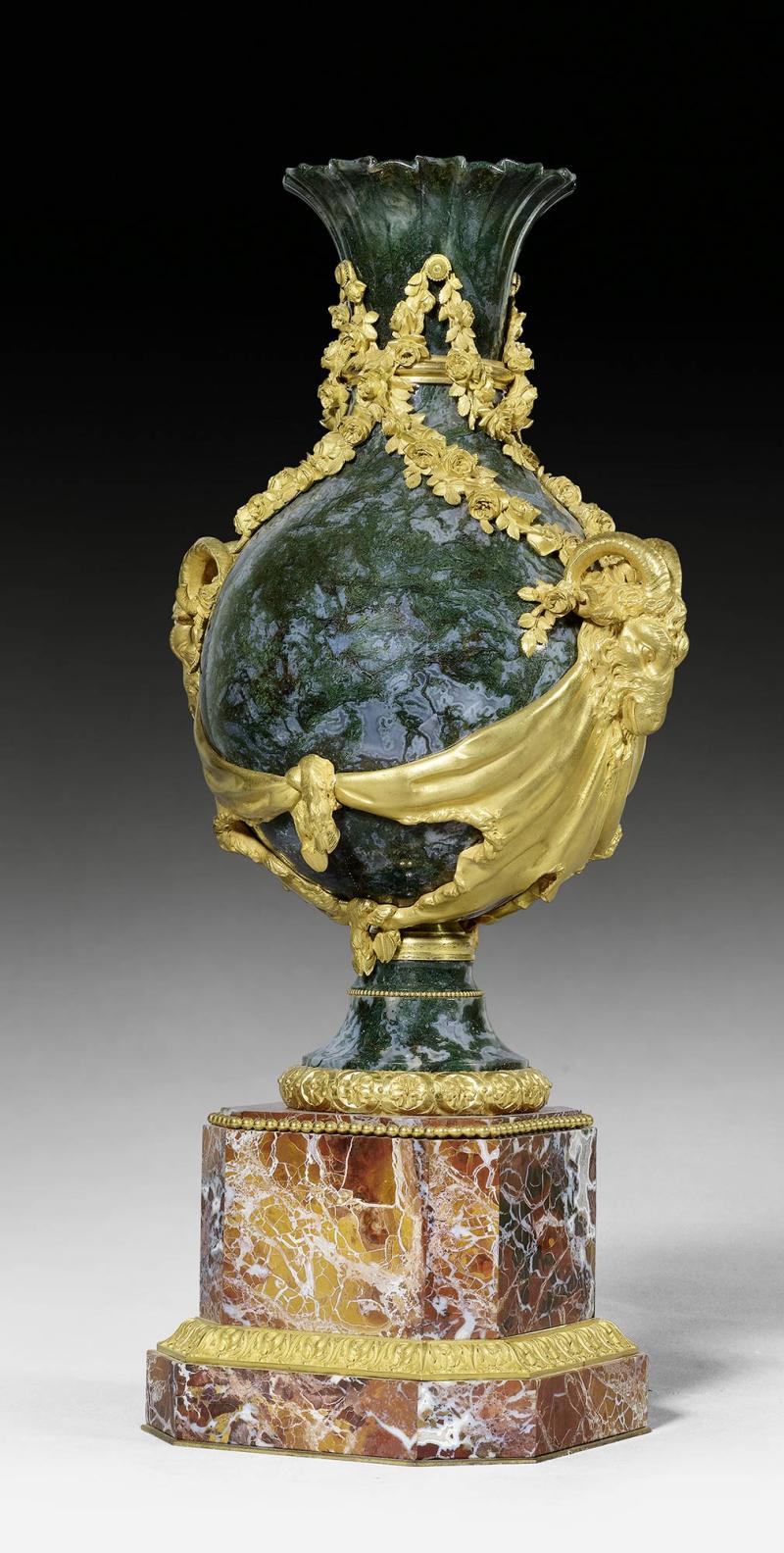 A164 / 1207 ACHATVASE MIT BRONZEMONTUR, Louis XVI, Paris, 18./19. Jh.  CHF 45 000 / 75 000