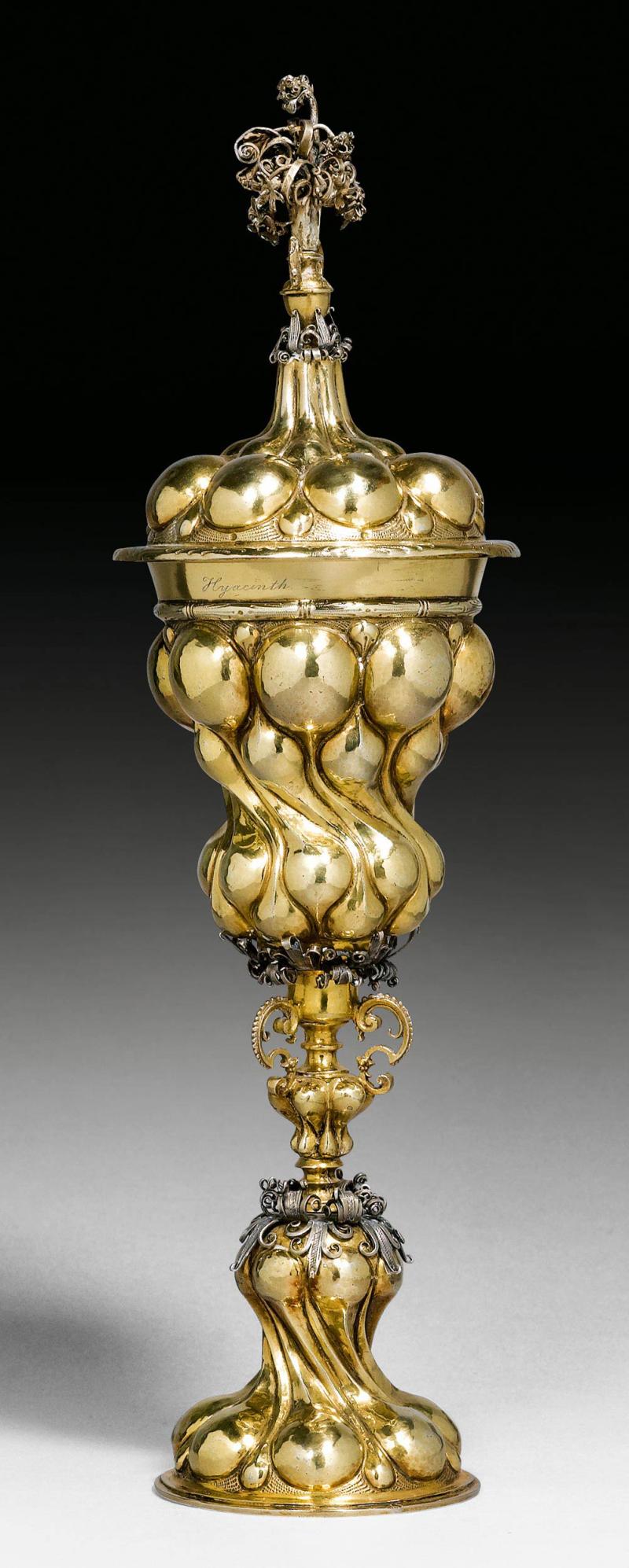 A164 / 1714 DECKELPOKAL AUS VERMEIL, mit Meistermarke Michael Müller, Nürnberg, 1612-1650.  CHF 16 000 / 24 000