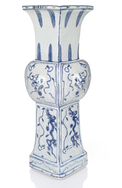 Große und seltene kaiserliche unterglasurblaue Drachenvase China, Wanli-Marke und Periode,  H. 59,1 cm  Aus einer Privatsammlung, ehemals Sammlung T.T. Tsui, Hongkong