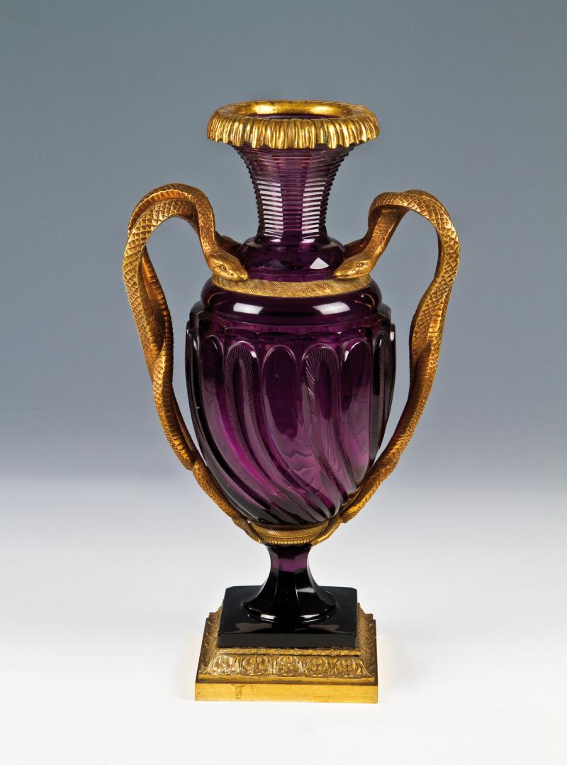 37 - Große Vase mit Schlangenhenkeln  St. Petersburg, Kaiserliche Glasfabrik, um 1830 Katalogpreis: 5.000 - 8.000 €