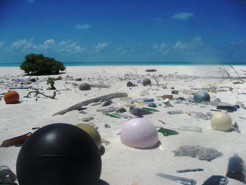 Plastikmüll am Strand Papahanaumokuakea Marine National Monument, 2006 Foto/© Paulo Maurin/NOAA