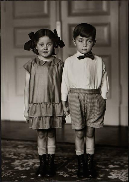 AUGUST SANDER (1876–1964) Bürgerkinder, 1925 Silbergelatine-Abzug, geprintet 1990 von Gerd Sander 57 x 40,5 cm Links unten Blindstempel “Aug. Sander Köln Lindenthal” , auf der Rückseite von Gerd Sander mit Bleistift signiert und datiert und “August Sander  Startpreis: 6.000 EUR Schätzpreis: 12.000 - 15.000 EUR