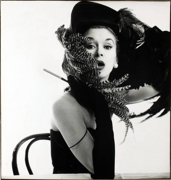 IRVING PENN (1917–2009) ‘Woman in Chicken Hat (Lisa Fonssagrives-Penn)’, New-York 1949 Silbergelatine-Abzug, Vintage 42,0 x 39,8 cm. Ergebnis: 66.000 Euro © WestLicht Auction