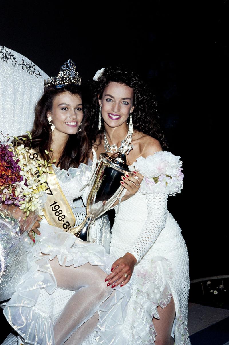 Miss Schweiz Karina Berger (links) und Ex-Miss Schweiz Renate Walther, 1988 © Schweizerisches Nationalmuseum