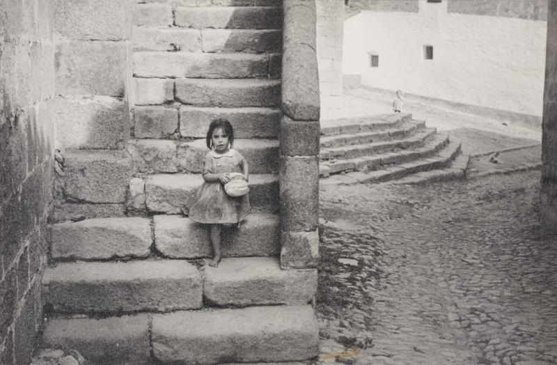 Inge Morath Mädchen mit einem Laib Brot Cáceres, Extremadura, Spanien, 1955 © Fotosammlung WestLicht, Wien