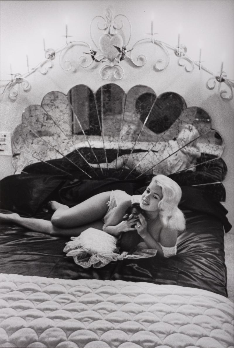 Inge Morath Jayne Mansfield in ihrem Schlafzimmer Hollywood, 1959 © Fotosammlung WestLicht, Wien