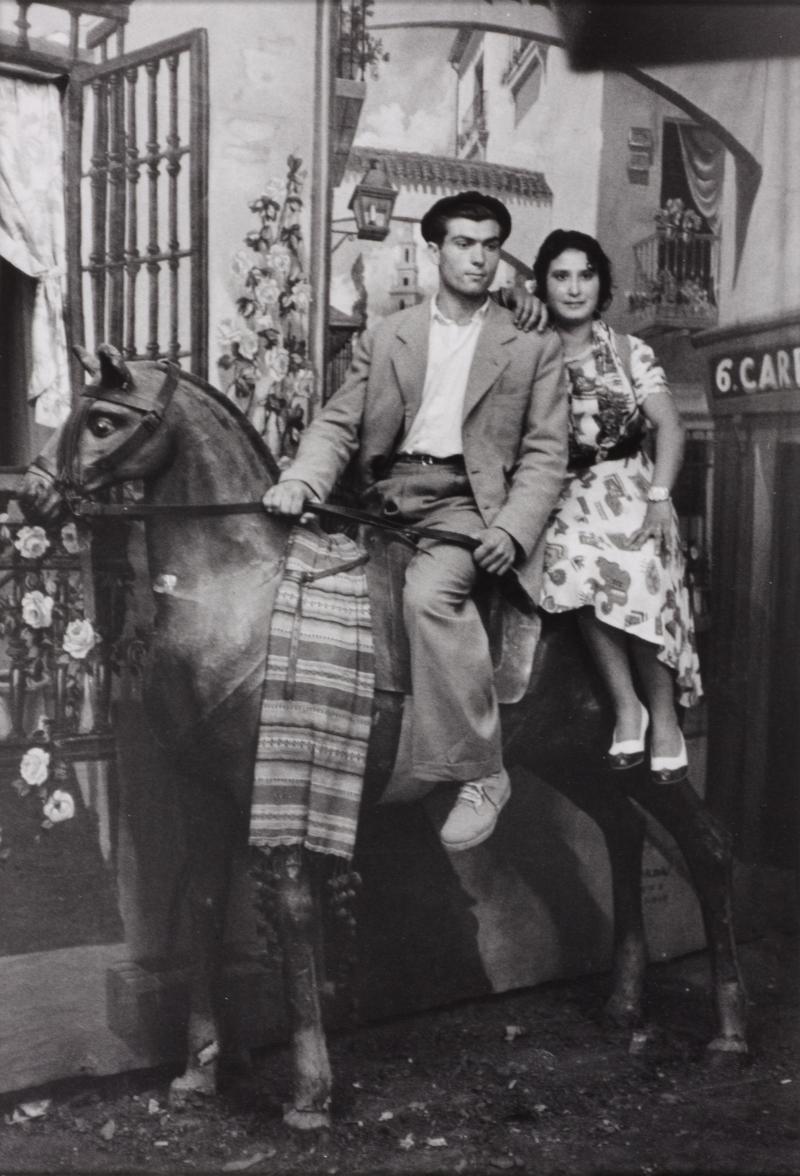 Inge Morath Paar im Fotografenzelt San Fermin Fest, Pamplona, Navarra, Spanien, 1954 © Fotosammlung WestLicht, Wien