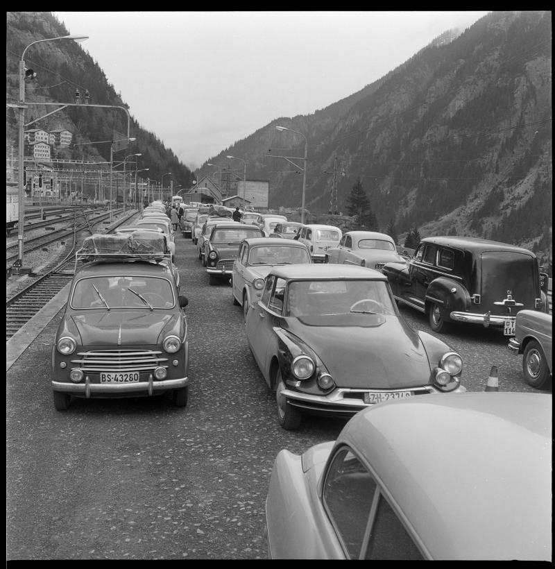 Ferienstau am Gotthard-Autoverlad, Göschenen 1961 © Schweizerisches Nationalmuseum