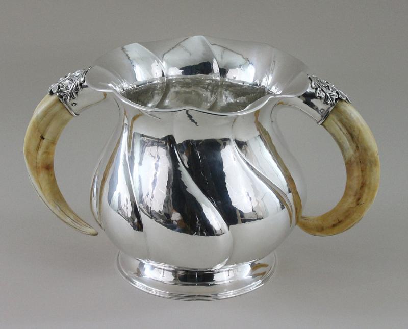 Katalog-Nr. 461 - Champagnerkühler aus 925er Silber mit Keilerzahn-Griffen, Manufaktur Emil Hermann, Waldstetten um 1920. Limit: 2.800,00 EUR