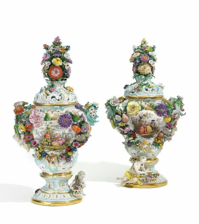 Paar monumentale Potpourri-Vasen  Meissen | 19. Jh. | Porzellan, farbig und gold dekoriert | Höhe 78cm  Ergebnis: 27.500 Euro