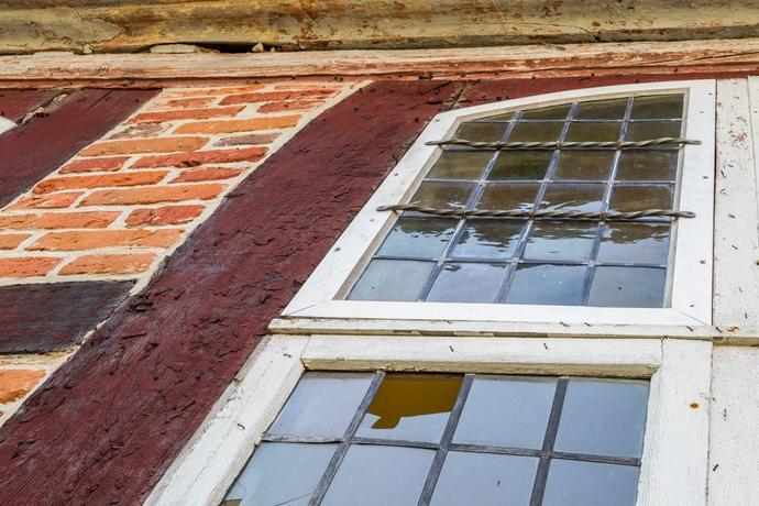 R. Rossner, Deutsche Stiftung Denkmalschutz Breesen Dorfkirche Schaden Fenster Feuchtigkeit dringt durch das vermooste Dach der Dorfkirche Breesen. Es muss unbedingt neu gedeckt werden.