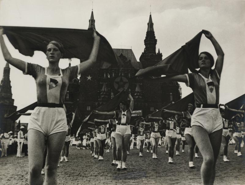 Alexander Rodtschenko Sportparade. Mädchen mit Tüchern. 1935 Vintage Print auf Silbergelantinepapier Sammlung Museum Moskauer Haus der Fotografie / Multimedia Art Museum Moskau © A. Rodtschenko – W. Stepanova Archiv © Museum Moskauer Haus der Fotografie