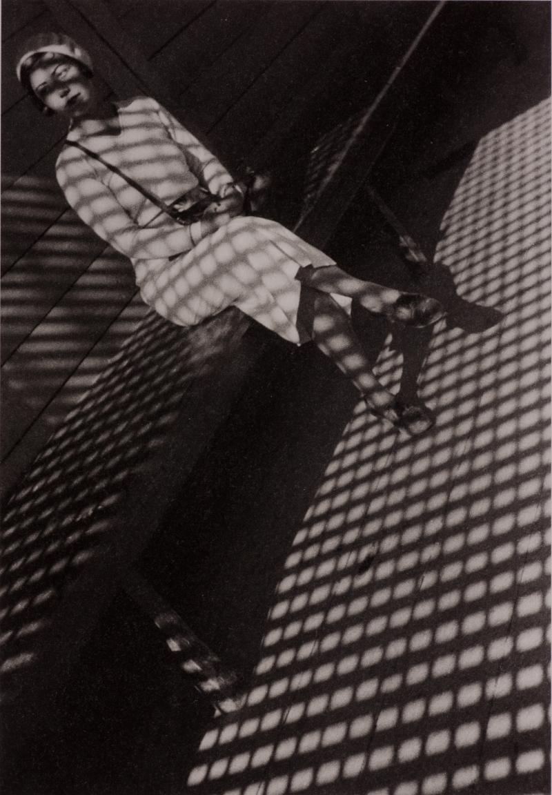 Alexander Rodtschenko Mädchen mit Leica. 1934 Vintage Print auf Silbergelantinepapier Sammlung Museum Moskauer Haus der Fotografie / Multimedia Art Museum Moskau © A. Rodtschenko – W. Stepanova Archiv © Museum Moskauer Haus der Fotografie