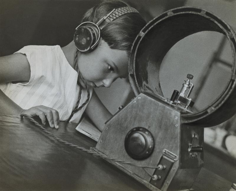 Alexander Rodtschenko Radiohörer. 1929 Vintage Print auf Silbergelantinepapier Sammlung Museum Moskauer Haus der Fotografie / Multimedia Art Museum Moskau © A. Rodtschenko – W. Stepanova Archiv © Museum Moskauer Haus der Fotografie