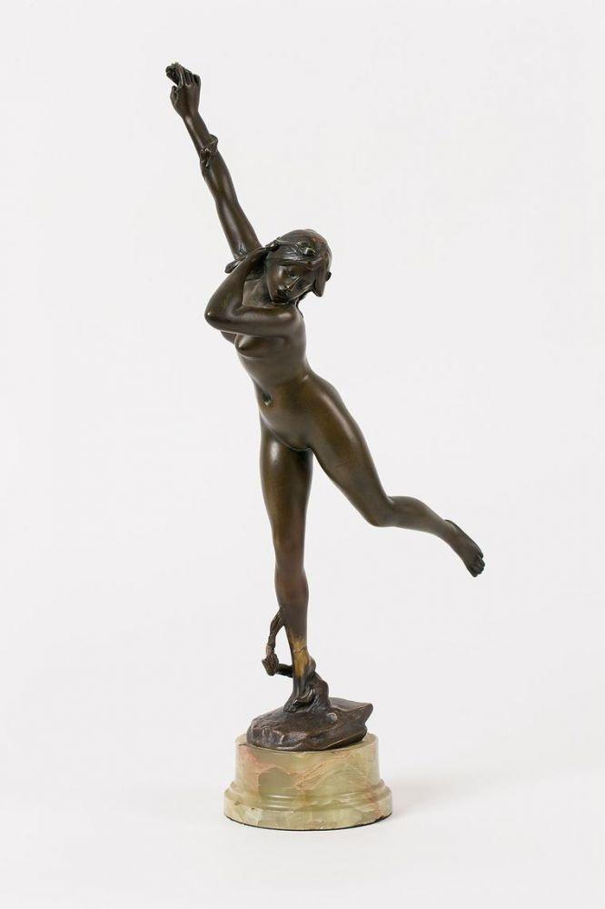 Dercheu, Jules 1864 Paris - 1912 ebd. Daphne. Bronze, braun-grün patiniert, fein konturiert. Auf Natursockel steht in bewegter Haltung die unbekleidete Daphne, den rechten Arm erhoben (rechte Ferse alt rest.). Auf dem Sockel signiert. H. 35 cm. Limitpreis: 	200 € [200 €