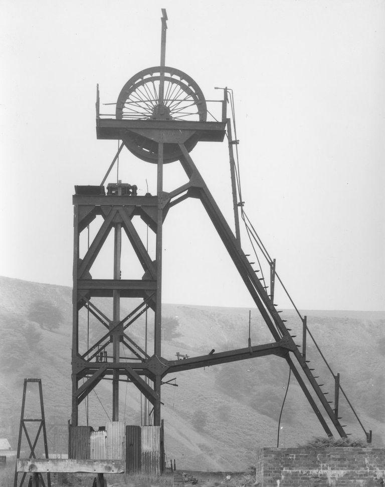 Bernd und Hilla Becher  Industriebauten | 10 Vintages 1968  10 Gelatinesilberabzüge in der Originalschachtel  Schätzpreis: 15.000 – 18.000 Euro