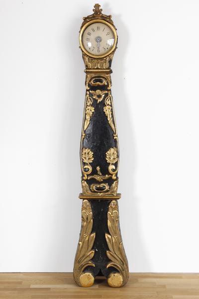 KatalogNr: 852 - Standort: Hamburg Kleine Standuhr, Barock, schwarz gefaßter Holzkorpus mit goldfarbenen Blätterapplikationen, H 190cm, B ca. 40cm, altersbedingte Gebrauchsspuren (starke Farbabplatzer), Funktion ungeprüft  	RP: 1600,00 €