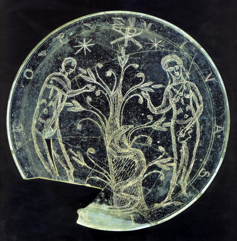 Augsburg, Glasschale Römische Glasschliffschale mit Darstellung des Sündenfalls von Adam und Eva und Inschrift VI- VAS IN DEO P(ie) Z(eisis) ("Lebe in Gott, trinke, Du wirst leben"). Die Adam-und-Eva-Schale stellt das bislang älteste christliche Zeugnis der Stadt Augsburg dar. FO: Augsburg; 4. Jh. n. Chr. ©Stadt Augsburg, Römisches Museum