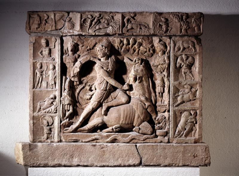 BLM, Mithras-Relief Darstellung der Stiergöttin durch den Gott Mithras, umgeben von zahlreichen Nebenszenen. Mithras in einer nach antiker Vorstellung typischen "orientalischen Tracht" - eng anliegenden Hosen und sog. phyrgischer Mütze. FO: Heidelberg-Neuenheim; 2. Hälfte 2. Jh. n. Chr. ©Badisches Landesmuseum, Thomas Goldschmidt