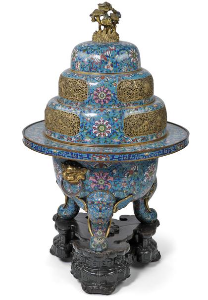 Großer, teilvergoldeter Cloisonné-Weihrauchbrenner auf Hartholzstand, China, Qianlong-/ Jiaqing-Periode, H. 162 cm.  Früher im Besitz einer alten Kölner Privatsammlung, 1995 an den jetzigen Privatsammler verkauft.