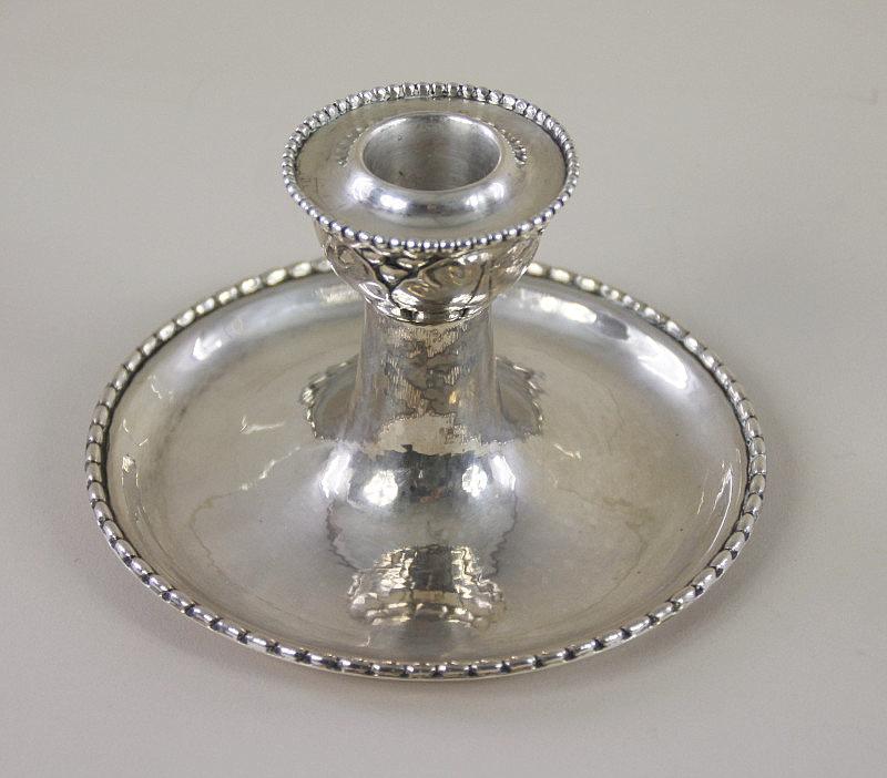 Katalog-Nr. 814 Tellerleuchter aus 830er Silber der Silberschmiede Georg Jensen, Kopenhagen 1920/30 - "gehämmertes Dekor mit Perlrand"   • Kategorie: Silber   • Limit: 390,00 EUR