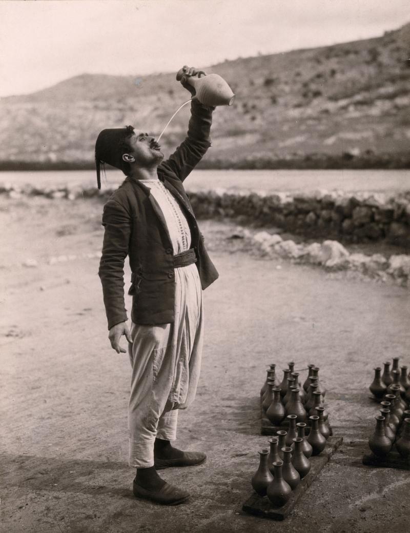 Maynard Owen Williams Mann an der Straße von Beirut nach Sidon 1926 National Geographic Image Collection