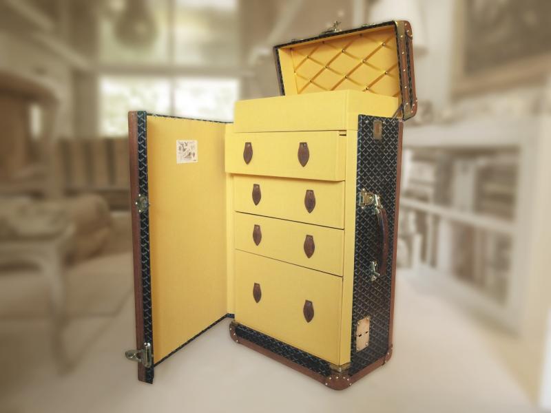 Sonderschau Cologne Fine Art 2013: Schrankkoffer von Goyard Paris, um 1930, Bildrechte: Monika Gottlieb. Special exhibition Cologne Fine Art 2013: Wardrobe trunk by Goyard Paris, around 1930, image copyright: Monika Gottlieb.