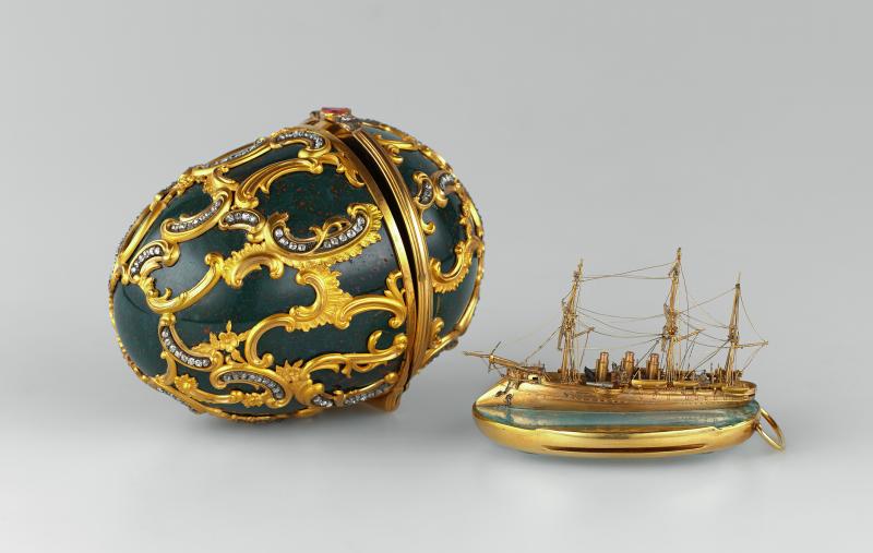 Osterei mit Modell des Kreuzers „Pamjat Asowa“ (671 KB) Geschenk von Zar Alexander III. an die Zarin Maria Fjodorowna zum Osterfest des Jahres 1891 Sankt Petersburg, 1891 Firma: C. Fabergé, Meister: M. Perchin Heliotrop, Aquamarin, Brillanten, Diamanten in Rosenschliff, Rubin, Gold, Platin, Silber, Samt; Ei: 9,3 х 7 cm, Modell: H. 4 cm, L. 7 cm © The Moscow Kremlin State Historical and Cultural Museum and Heritage Site