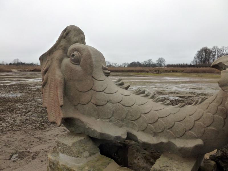 Bildtitel: Figur eines Delphins aus der Bacchusgruppe im Schlossweiher von Schloss Seehof nach der Restaurierung  Foto: BSV / Klaus Häfner © Bayerische Schlösserverwaltung