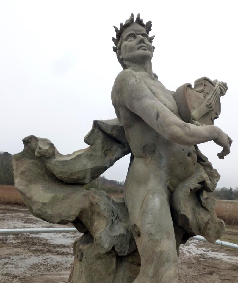 Bildtitel: Figur des Orpheus im Schlossweiher von Schloss Seehof nach der Restaurierung  Foto: BSV / Klaus Häfner © Bayerische Schlösserverwaltung