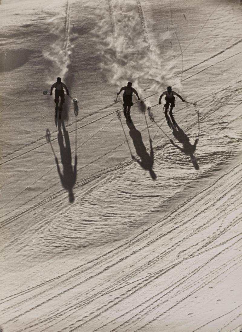 Stefan Kruckenhauser Spuren im Schnee Arlberg, 1930er-Jahre aus „Du schöner Winter in Tirol“ © Fotosammlung WestLicht