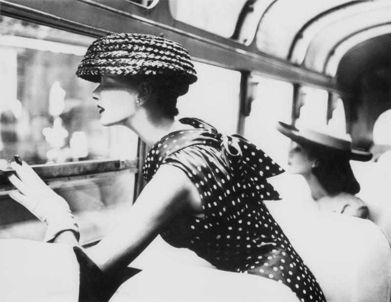 "More fashion mileage per dress", Barbara Vaughn, Kleid von Ficol, New York, 1956, neu interpretiert 1994 © Estate Lillian Bassman