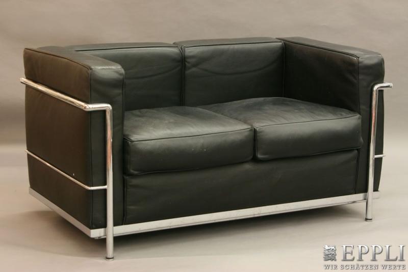 2-SITZER-SOFA LC2  nach einem Entwurf von Le Corbusier, wohl Italien 21. Jh.  Aufrufnummer: 2300 Aufrufpreis: 800 Euro