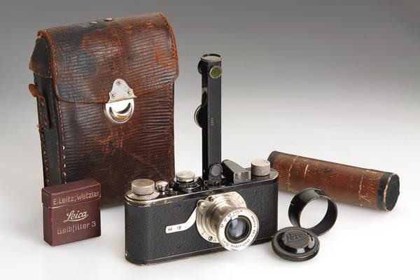 Leica I Mod.A Anastigmat, Nr. 239, 1925 Die früheste Version der ersten serienmäßig gefertigten Leica Kameras, wie sie auf der Leipziger Frühjahrsmesse 1925 erstmals vorgestellt wurde, in extrem seltenen Originalzustand.   Startpreis: 40.000 EUR Schätzpreis: 70.000 - 80.000 EUR