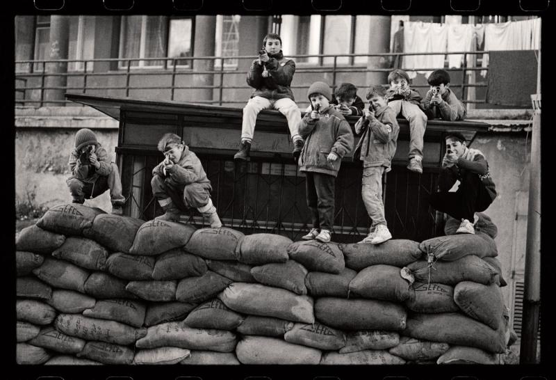 Milomir Kovačević Strašni „Mali vojnici“ (Kindersoldaten), 1993-1995 SW-Fotografie © 2013 Umjetnička galerija Bosne i Hercegovine