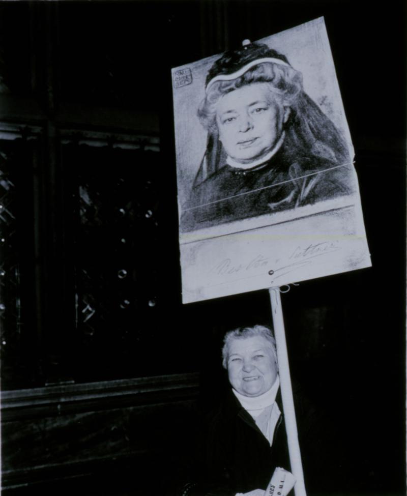 Christian Wachter „Demonstrantin, 1984“, 1984 SW-Fotografie 60 x 50 cm © 2013 Kulturabteilung der Stadt Wien, MUSA