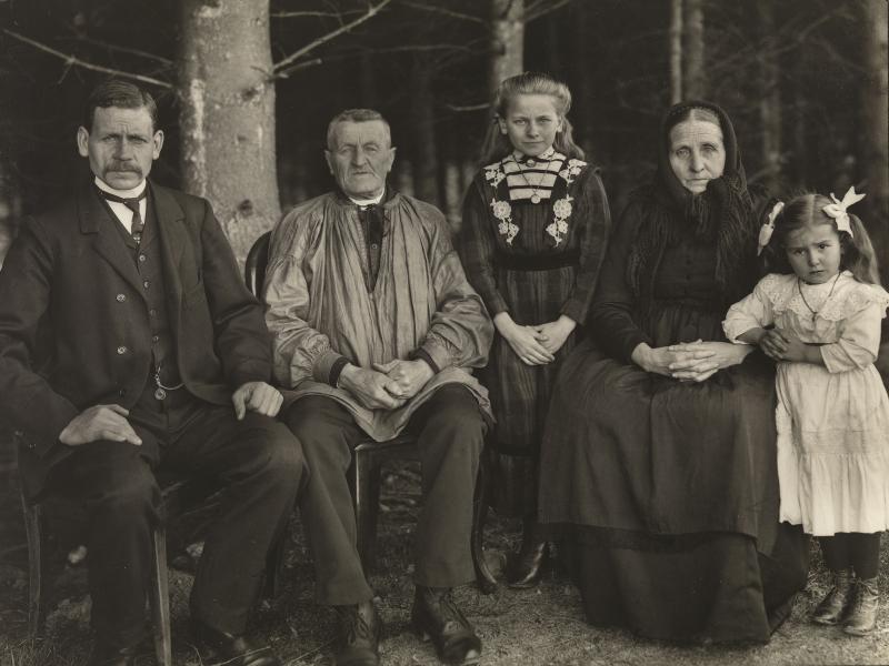 MENSCHEN VOR FLUSSLANDSCHAFT AUGUST SANDER UND DIE FOTOGRAFIE DER GEGENWART AUS DER SAMMLUNG LOTHAR SCHIRMER  August Sander, Die Familie in der Generation, 1912, Silbergelatineabzug, 21,5 x 28,6 cm, Sammlung Lothar Schirmer, München  © Die Photographische Sammlung, SK Stiftung Kultur – August Sander Archiv, Köln, VG Bild-Kunst, Bonn 2014