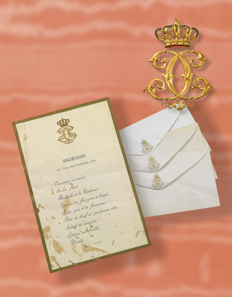 Nr. 81 Kaiserin Elisabeth von Österreich, drei Briefkuverts, in gold reliefiertes gespiegeltes Monogramm "E", dazu 1 Dejeuner-Karte vom 16. September 1896 Schätzwert € 500 - 700