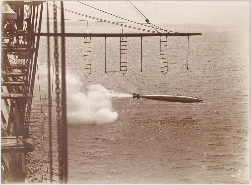 Abschuss eines Torpedos, um 1900. Photograph unbekannt. © Sammlung Herzog, Basel.