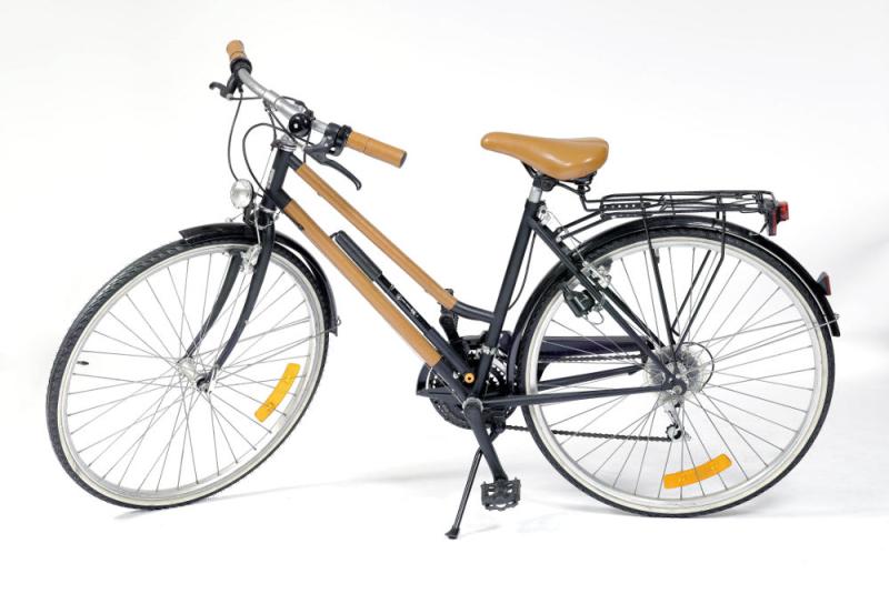 HERMES Paris Made in France / PEUGEOT. VELO DE VILLE noir avec empiècements en cuir caramel piqué sellier blanc gainant la selle, le ca