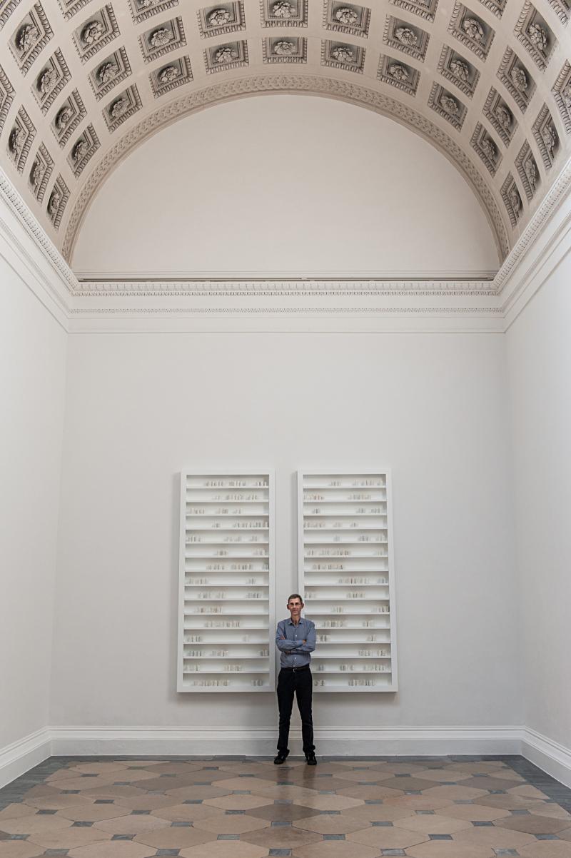 Edmund de Waal im Theseustempel 2014 Courtesy Gagosian Gallery © KHM