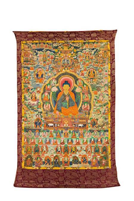 Thangka. Feinteilig gearbeitetes und gut erhaltenes Thangka mit dreiteiliger Weltendarstellung des Vajrayana-Buddhismus. Ausrufpreis:	2500 Euro